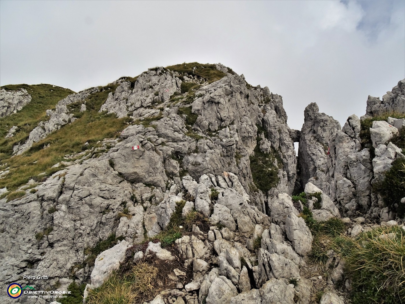 48 Sul sent. 530 per Cima Alben -tratto su roccette .JPG